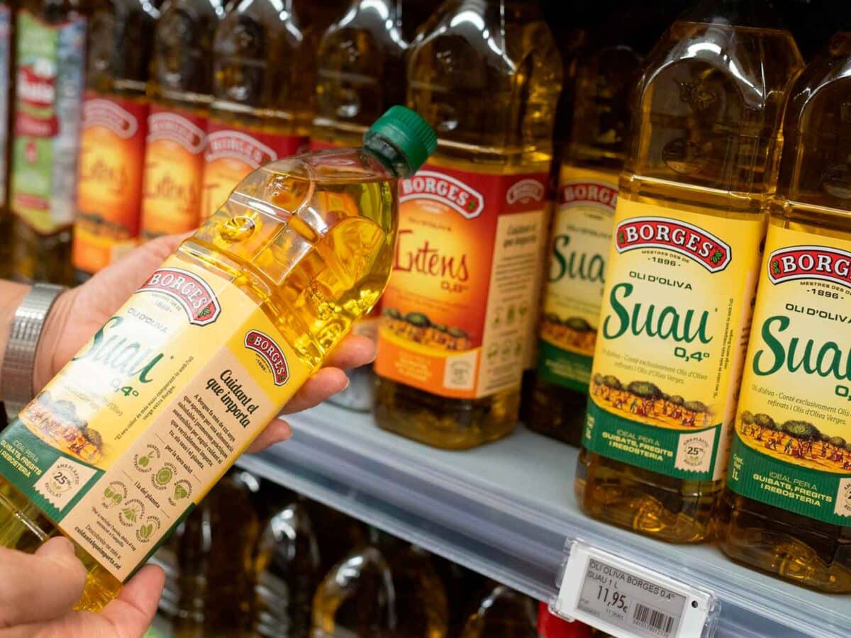 Una persona sostiene una botella de aceite, a 21 de junio de 2024. - David Zorrakino - Europa Press