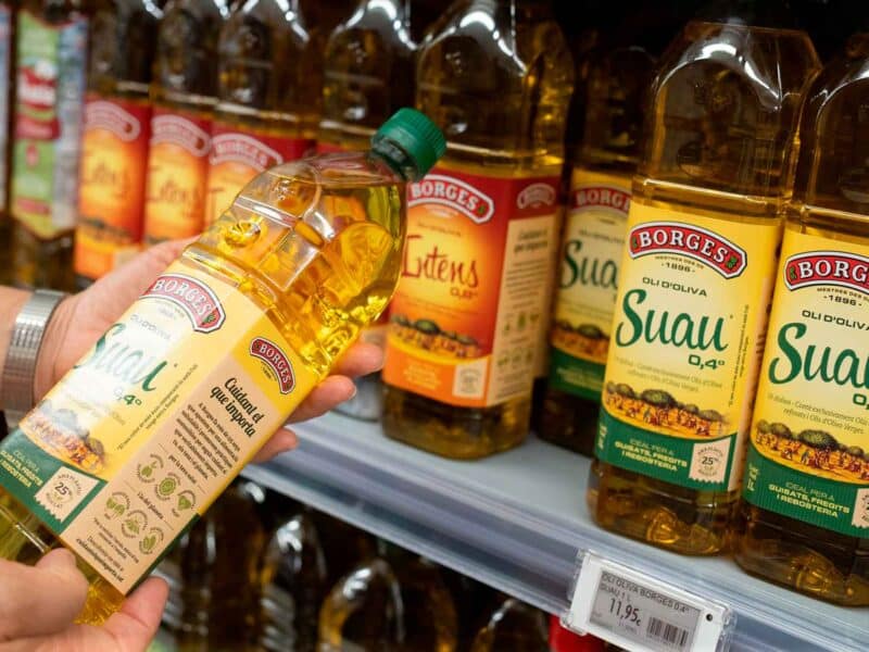 Una persona sostiene una botella de aceite, a 21 de junio de 2024. - David Zorrakino - Europa Press