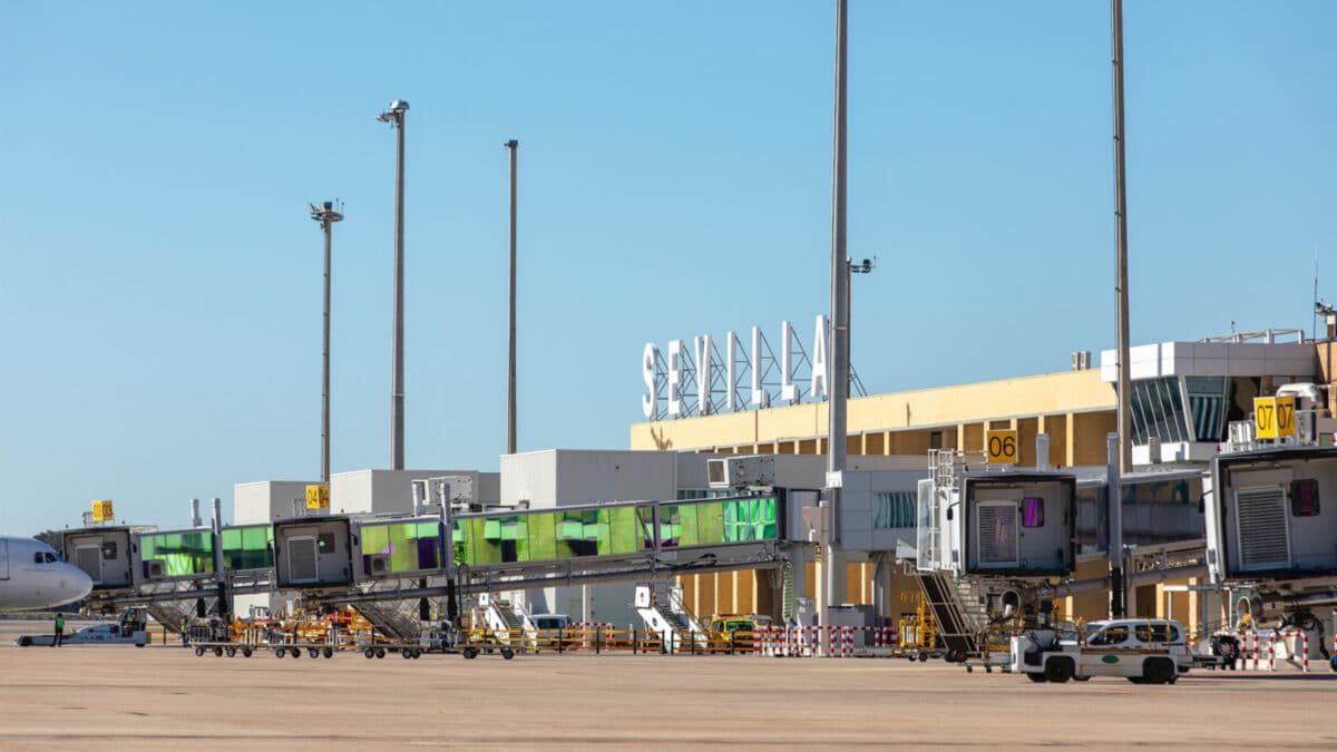 Archivo - Aeropuerto de Sevilla, con el rótulo del nombre de la ciudad en la terminal, tras la reciente remodelación. - AENA - Archivo