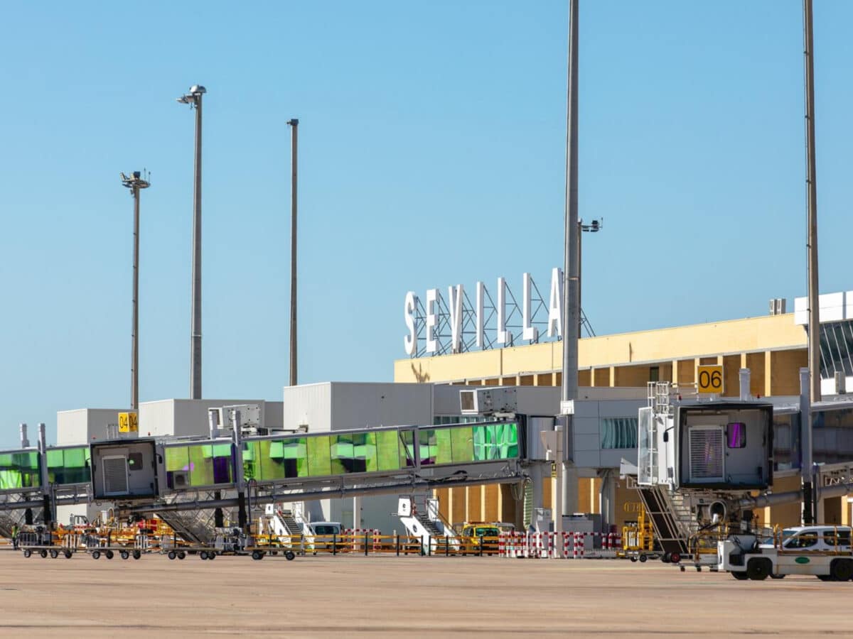 Archivo - Aeropuerto de Sevilla, con el rótulo del nombre de la ciudad en la terminal, tras la reciente remodelación. - AENA - Archivo