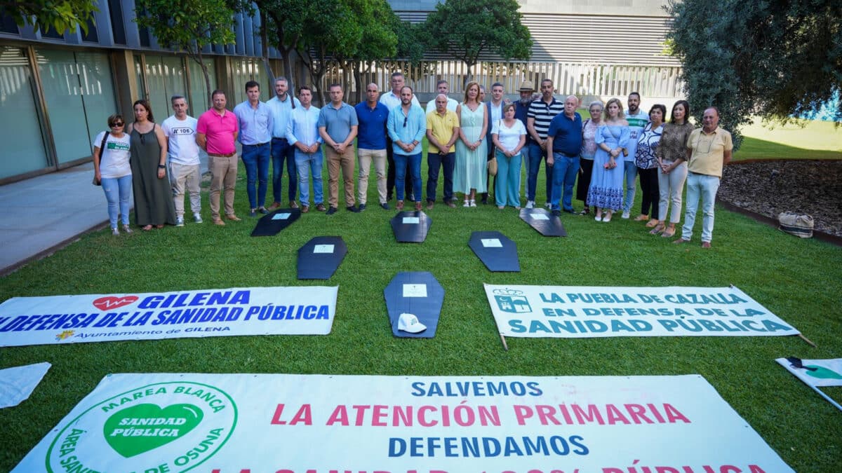 Alcaldes de la Campiña y la Sierra Sur junto a varias pancartas en protesta por la asistencia sanitaria, con ocasión de un encierro en la Diputación. - María José López - Europa Press
