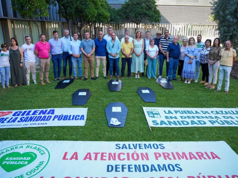 Alcaldes de la Campiña y la Sierra Sur junto a varias pancartas en protesta por la asistencia sanitaria, con ocasión de un encierro en la Diputación. - María José López - Europa Press