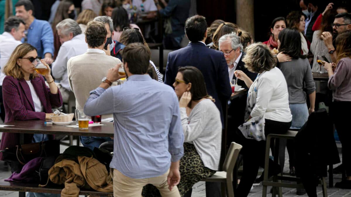 Archivo - Personas en la terraza de un bar en Sevilla - María José López - Europa Press - Archivo
