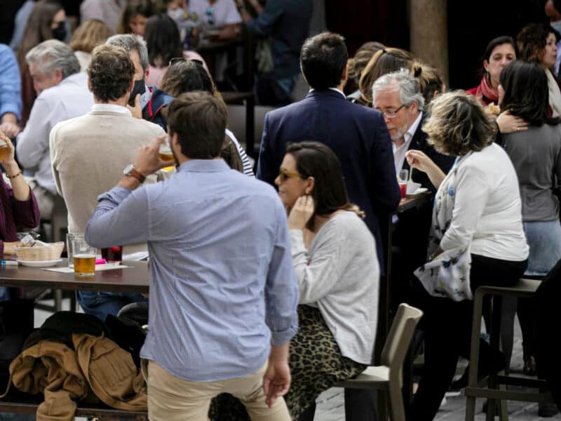 Archivo - Personas en la terraza de un bar en Sevilla - María José López - Europa Press - Archivo