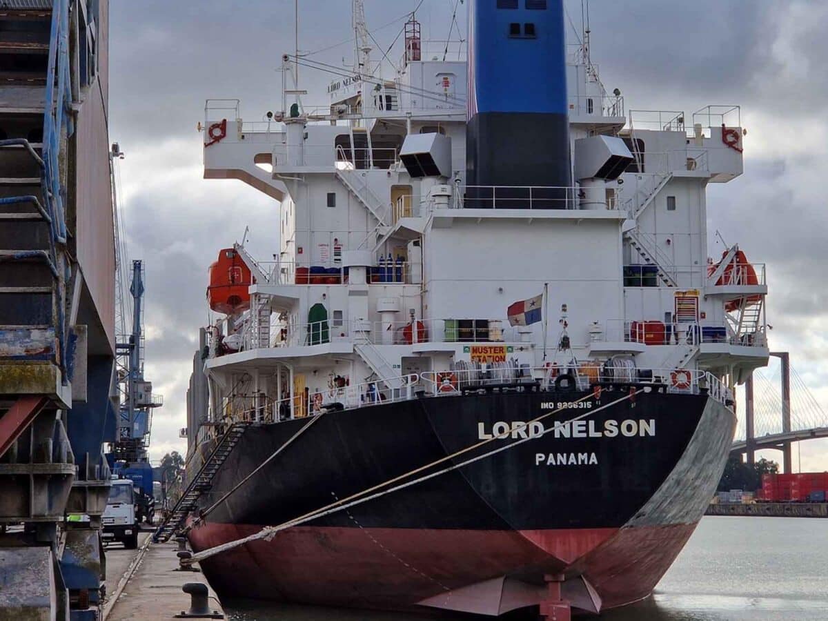 Imagen de un barco atracado en el Puerto de Sevilla / EP