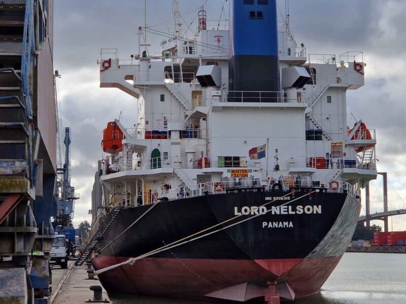 Imagen de un barco atracado en el Puerto de Sevilla / EP