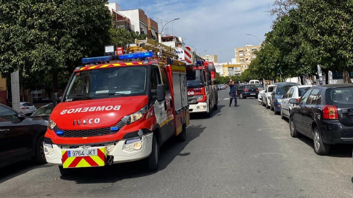 Archivo - Imagen de archivo de efectivos de los Bomberos de Sevilla. - EMERGENCIAS 112 - Archivo