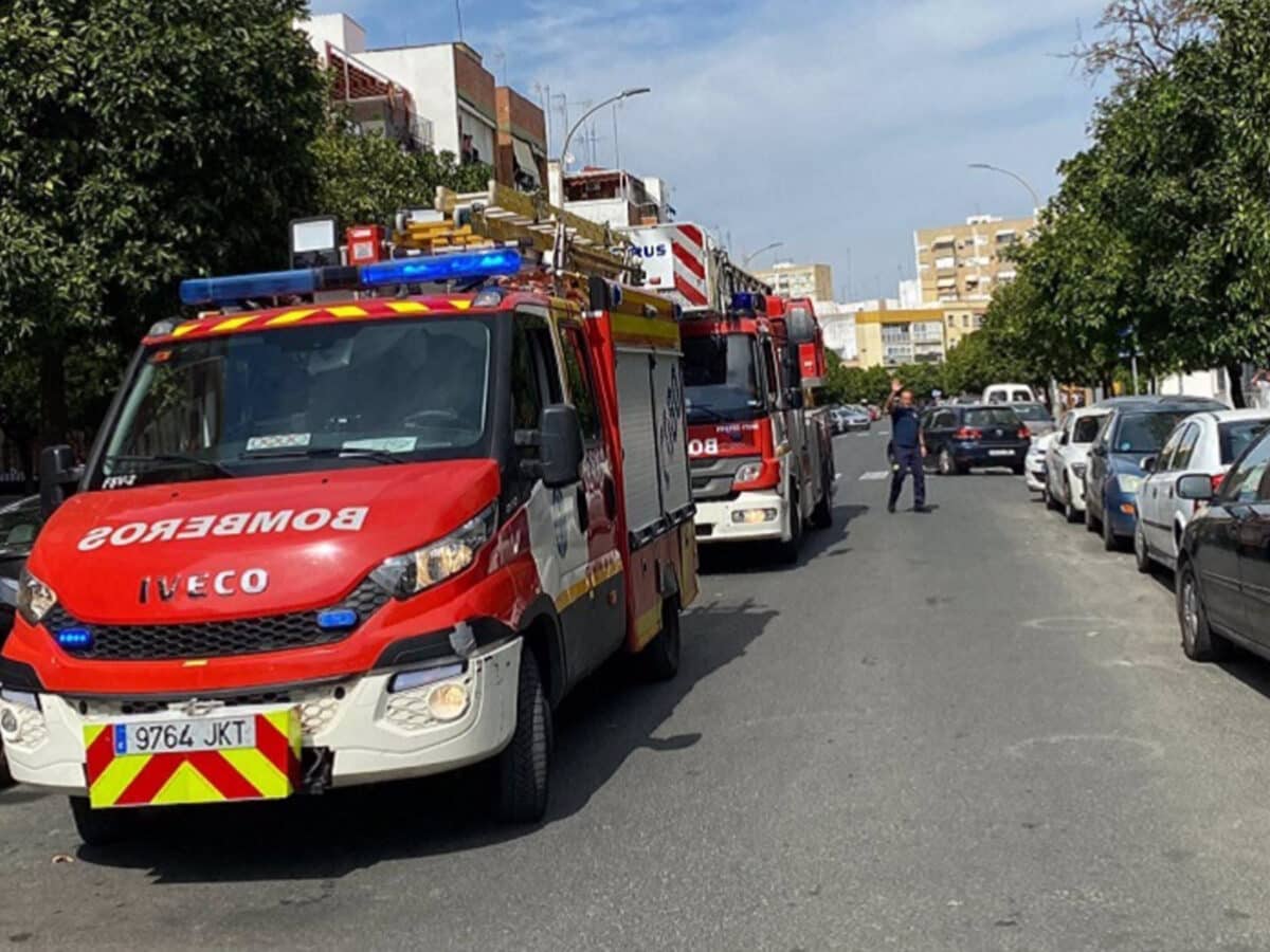 Archivo - Imagen de archivo de efectivos de los Bomberos de Sevilla. - EMERGENCIAS 112 - Archivo