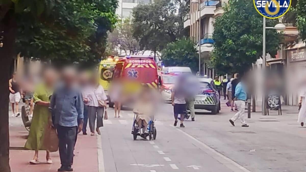 Intervención de los servicios de emergencias este sábado en la calle Asunción. - AYUNTAMIENTO DE SEVILLA