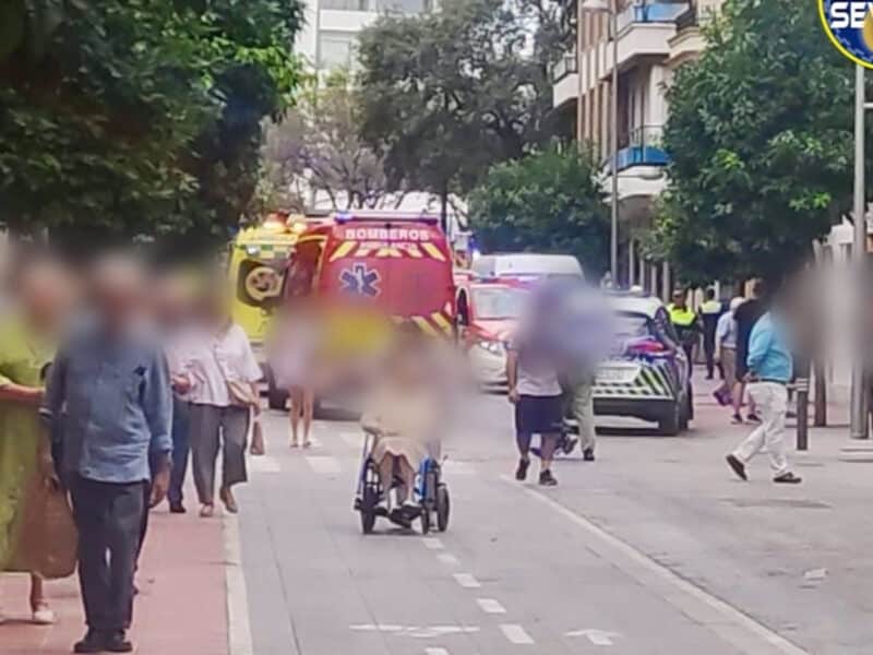 Intervención de los servicios de emergencias este sábado en la calle Asunción. - AYUNTAMIENTO DE SEVILLA
