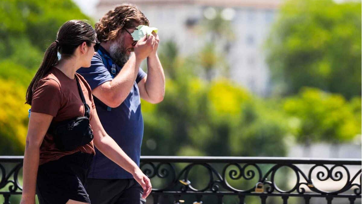 Archivo - Un hombre se seca el calor de la frente, imagen de archivo. - Joaquin Corchero - Europa Press - Archivo