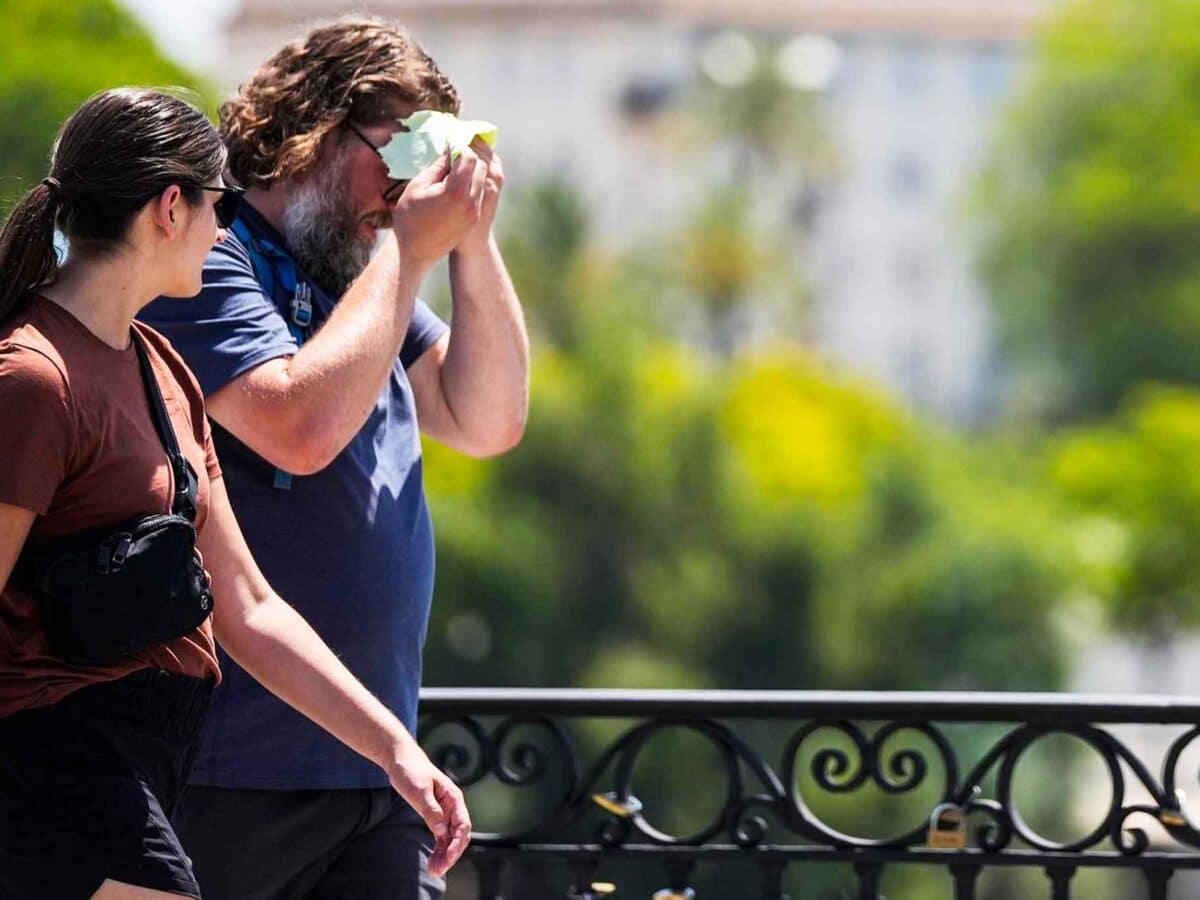 Archivo - Un hombre se seca el calor de la frente, imagen de archivo. - Joaquin Corchero - Europa Press - Archivo