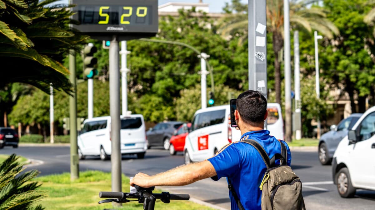 Archivo - Turistas se hacen una fotos detrás de un termómetro que marca 52 grados, en una foto de archivo. - Eduardo Briones - Europa Press - Archivo