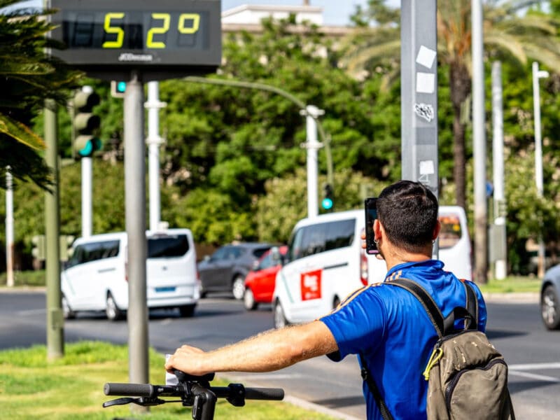 Archivo - Turistas se hacen una fotos detrás de un termómetro que marca 52 grados, en una foto de archivo. - Eduardo Briones - Europa Press - Archivo
