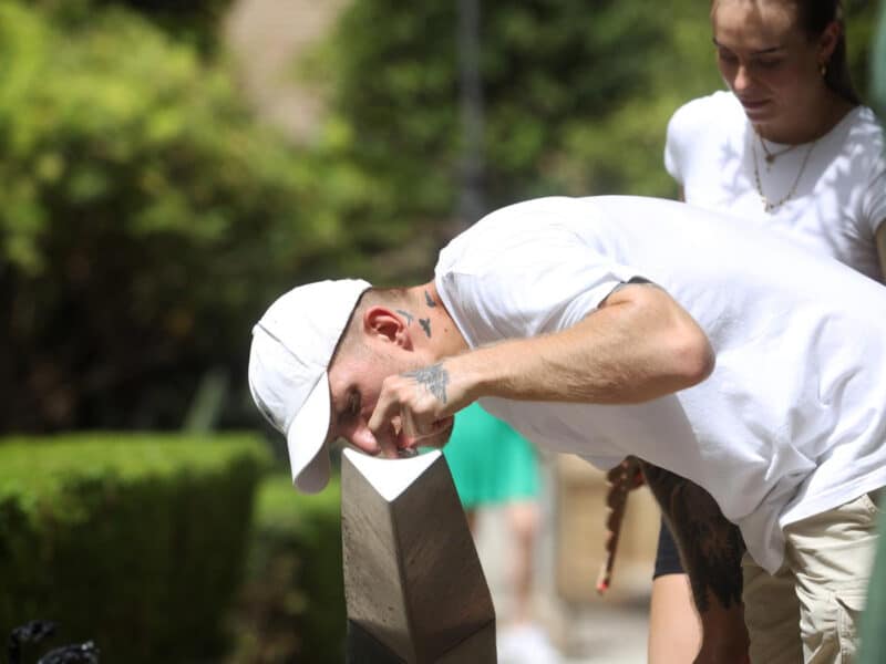 Archivo - Un hombre bebe agua de una fuente para combatir el calor. - Álex Zea - Europa Press - Archivo