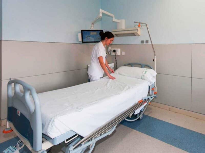 Archivo - El SAS informa sobre la planificación estival en Sevilla y dice mantener casi en un 81% la dotación de camas. - Hospital Universitario Virgen del Rocío - Archivo