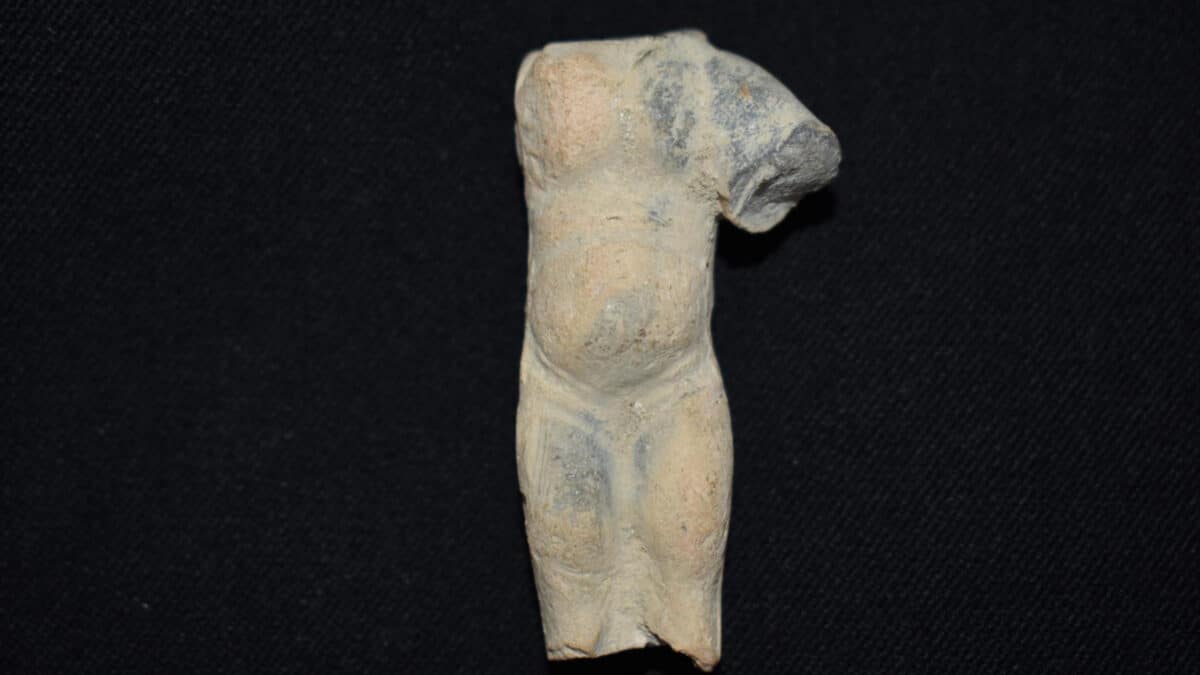 Imagen de la figurilla romana descubierta en Carmona - AYUNTAMIENTO DE CARMONA