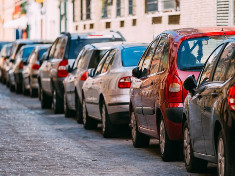 Imagen de archivo de coches en una zona de aparcamiento. SA