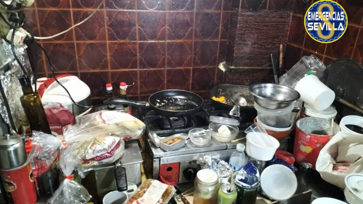 Cocina del local precintado en la Macarena. Emergencias Sevilla