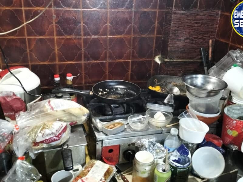 Cocina del local precintado en la Macarena. Emergencias Sevilla
