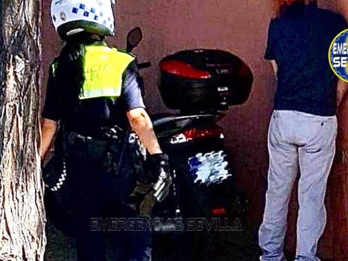 Una treintena de personas denunciadas por orinar en la vía pública durante la Velá de Santa Ana (Sevilla). - EMERGENCIAS SEVILLA