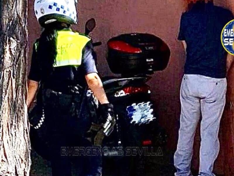 Una treintena de personas denunciadas por orinar en la vía pública durante la Velá de Santa Ana (Sevilla). - EMERGENCIAS SEVILLA