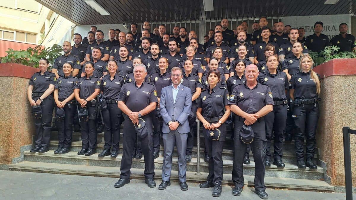 Foto de grupo de las nuevas incorporaciones de la Policía Nacional en Sevilla - SUBDELEGACIÓN DEL GOBIERNO.