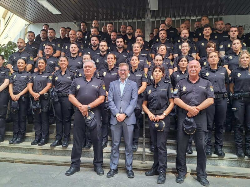 Foto de grupo de las nuevas incorporaciones de la Policía Nacional en Sevilla - SUBDELEGACIÓN DEL GOBIERNO.