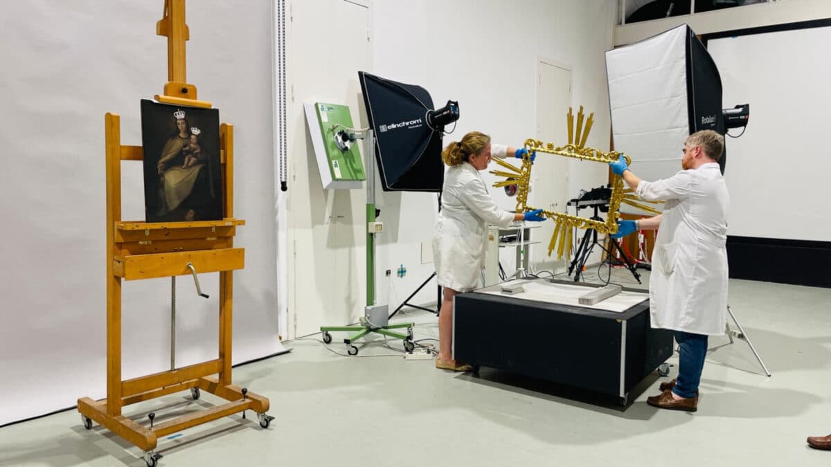 Los técnicos del IAPH manipulando la pintura de la Virgen del Carmen. IAPH
