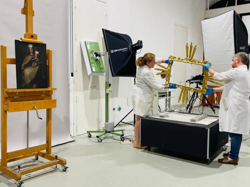 Los técnicos del IAPH manipulando la pintura de la Virgen del Carmen. IAPH