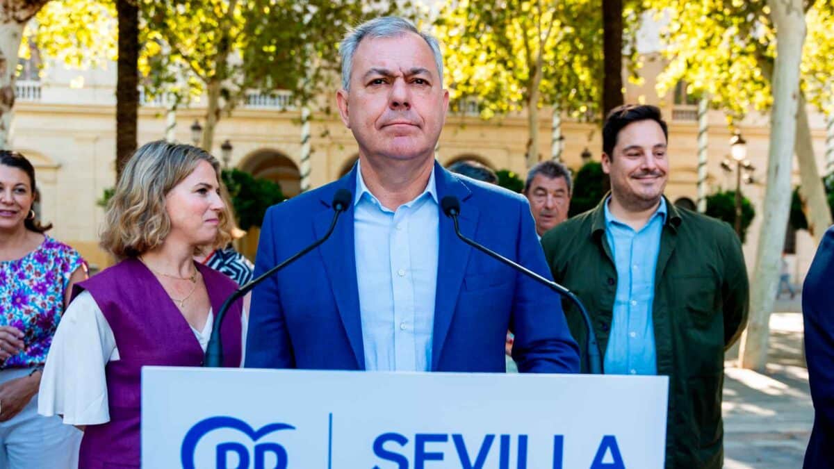 El alcalde de Sevilla, José Luis Sanz, atiende a los medios a las puertas del Ayuntamiento junto al vicesecretario de Política Autonómica, Municipal y Análisis Electoral del PP, Elías Bendodo. - Francisco J. Olmo - Europa Press