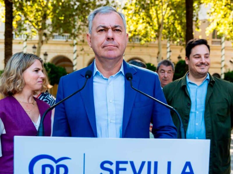 El alcalde de Sevilla, José Luis Sanz, atiende a los medios a las puertas del Ayuntamiento junto al vicesecretario de Política Autonómica, Municipal y Análisis Electoral del PP, Elías Bendodo. - Francisco J. Olmo - Europa Press