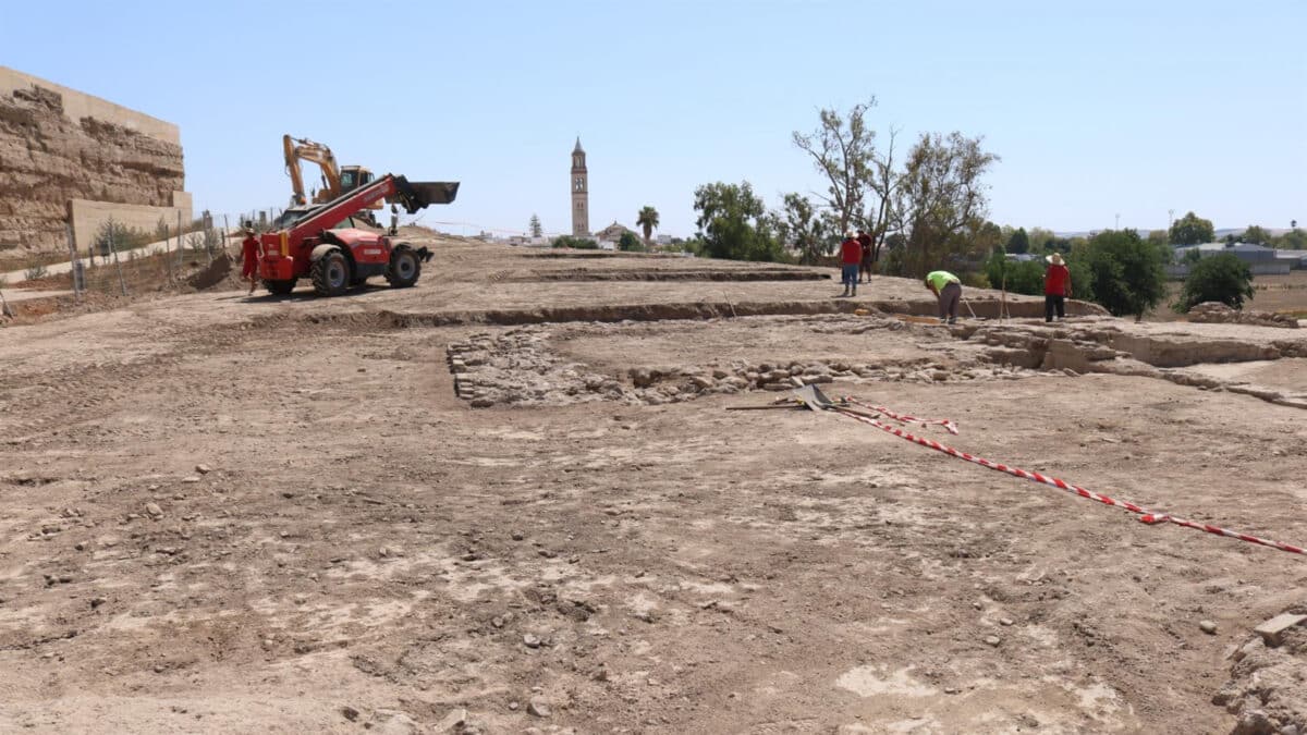 Archivo - Excavaciones en el entorno del Castillo de Lora del Río, como imagen de recurso. - AYUNTAMIENTO DE LORA DEL RÍO - Archivo