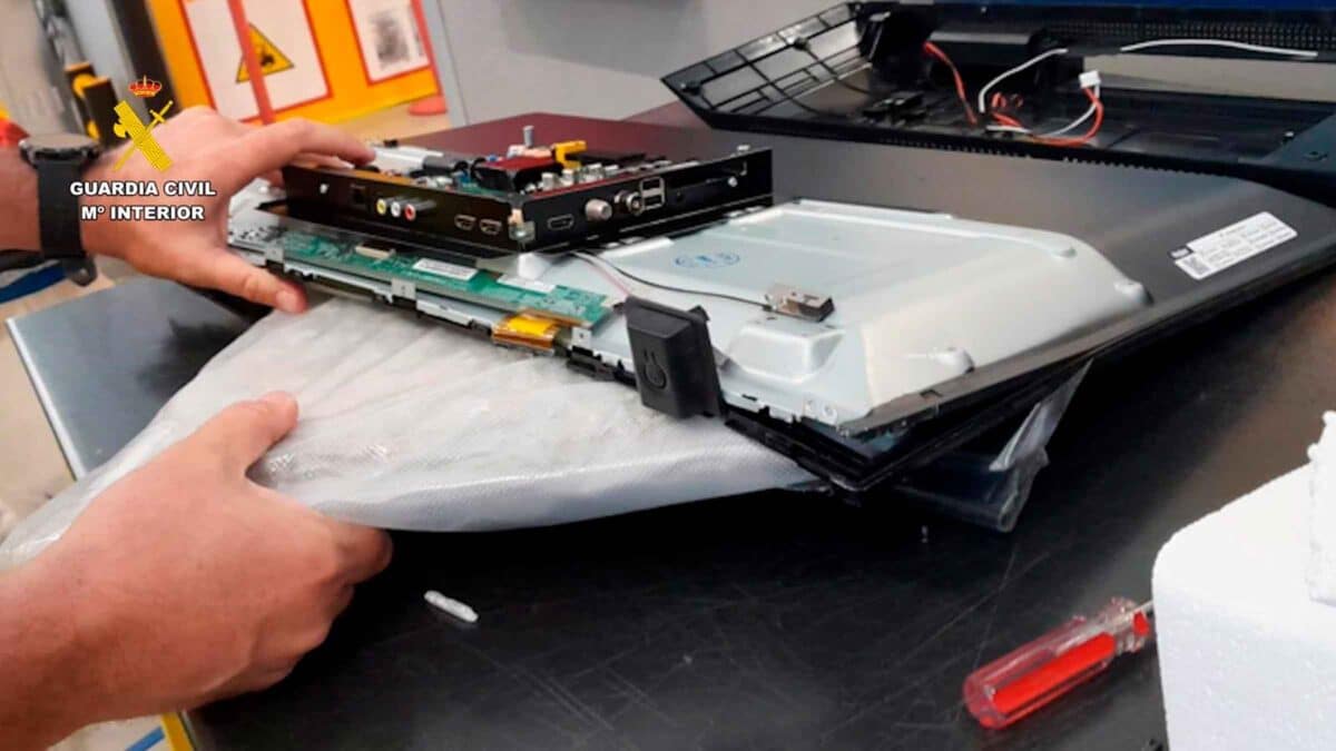 Los cogollos de marihuana estaban ocultos en un televisor de pantalla plana de 32 pulgadas. - GUARDIA CIVIL SEVILLA