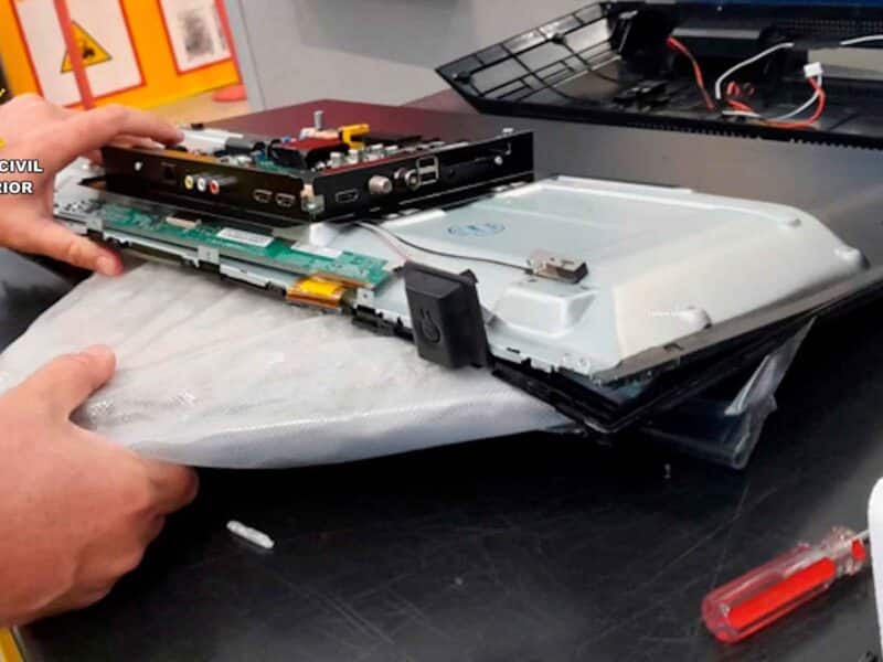 Los cogollos de marihuana estaban ocultos en un televisor de pantalla plana de 32 pulgadas. - GUARDIA CIVIL SEVILLA