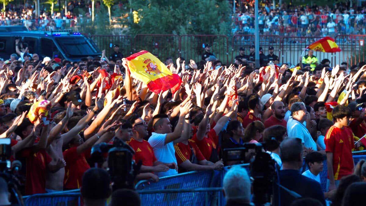 Decenas de personas celebran la victoria en el partido de semifinales de la Eurocopa entre España y Francia visto desde una pantalla gigante. - Gustavo Valiente - Europa Press