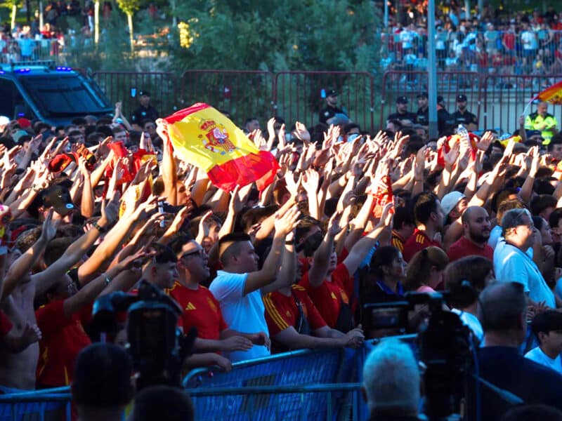 Decenas de personas celebran la victoria en el partido de semifinales de la Eurocopa entre España y Francia visto desde una pantalla gigante. - Gustavo Valiente - Europa Press