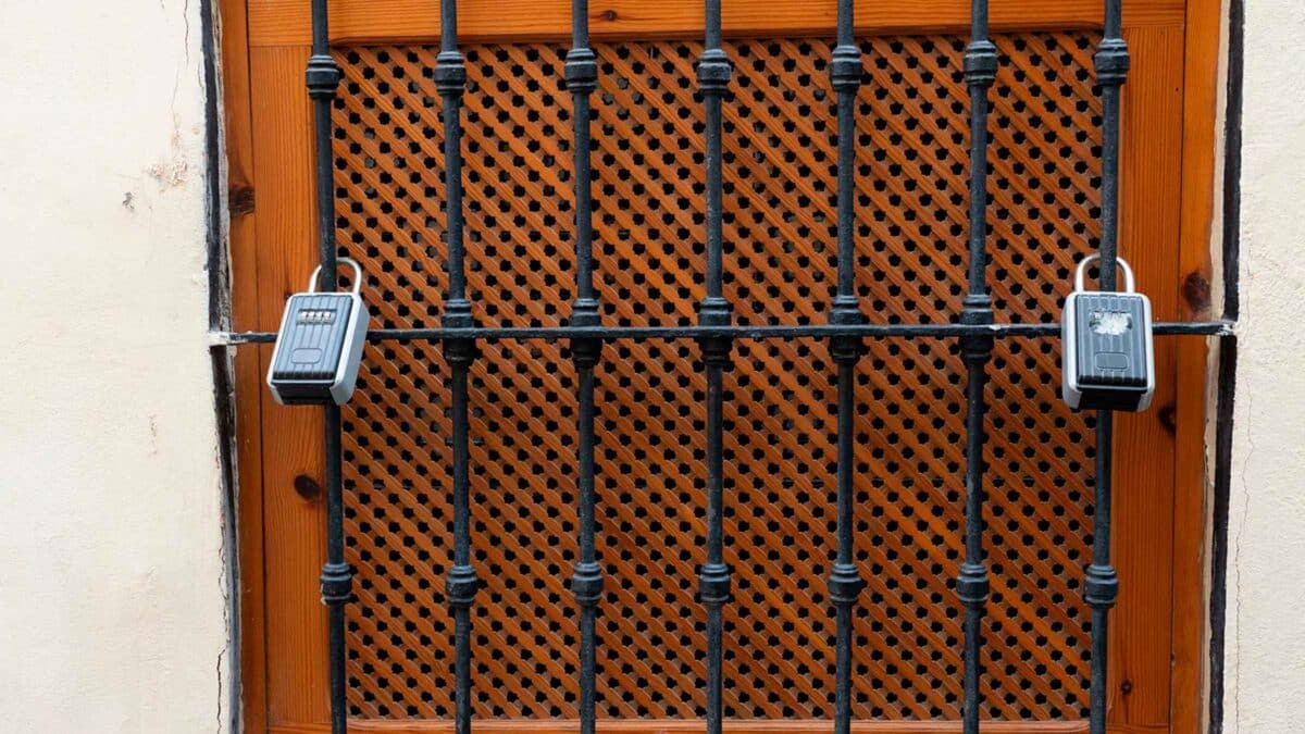 Archivo - Cajetines de llaves de pisos turísticos en Sevilla - Francisco J. Olmo - Europa Press - Archivo