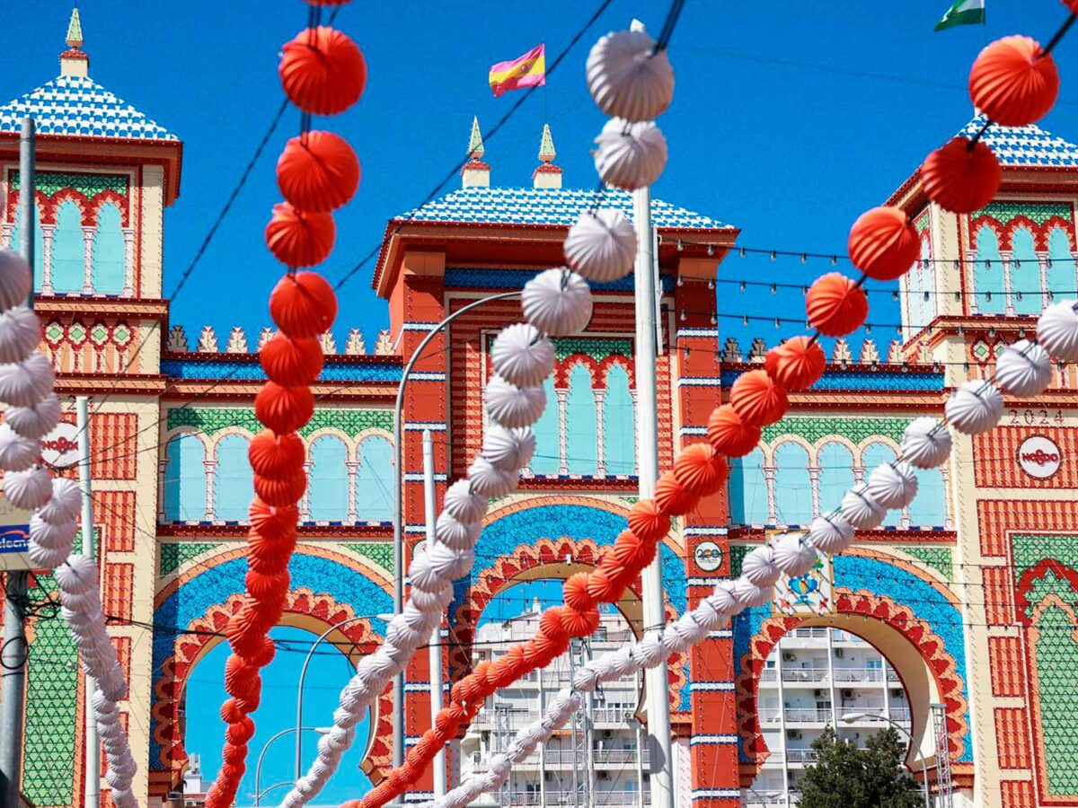 Archivo - Farolillos y portada de la Feria de Sevilla 2024. Imagen de archivo. - Rocío Ruz - Europa Press - Archivo