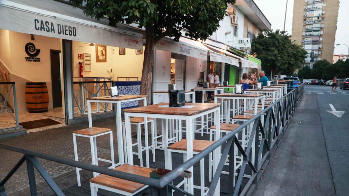 Archivo - Una tarima instalada en un bar de Triana para ampliar el espacio de veladores. Imagen de archivo. - Rocío Ruz - Europa Press - Archivo