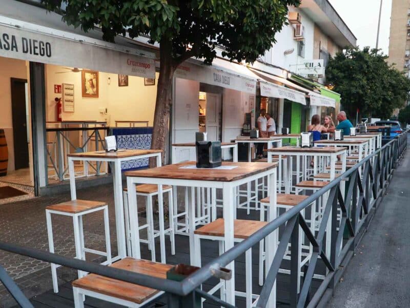 Archivo - Una tarima instalada en un bar de Triana para ampliar el espacio de veladores. Imagen de archivo. - Rocío Ruz - Europa Press - Archivo