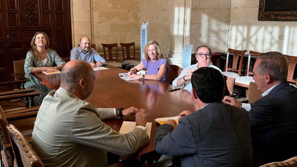 Reunión del Gobierno local con la oposición sobre la limitación de viviendas turísticas. - AYTO.DE SEVILLA