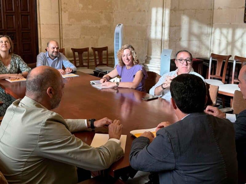 Reunión del Gobierno local con la oposición sobre la limitación de viviendas turísticas. - AYTO.DE SEVILLA