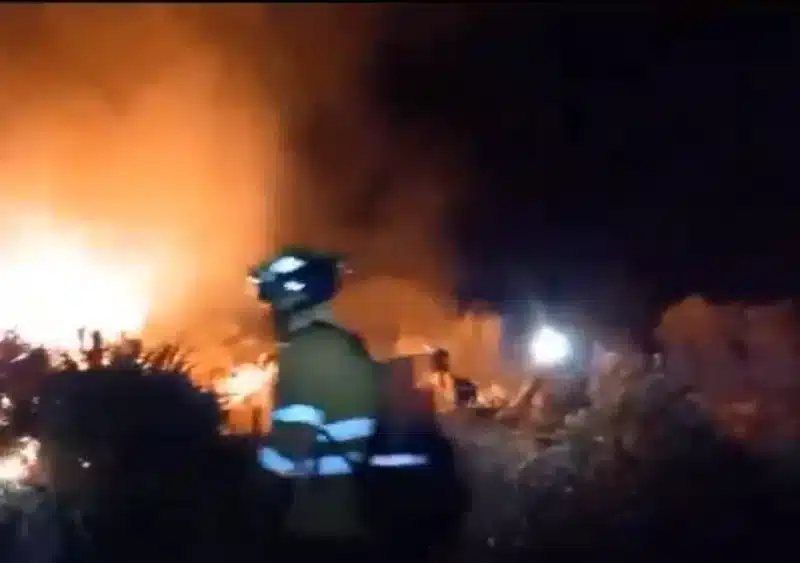 Imagen de bomberos durante la extinción del incendio forestal declarado en el paraje de El Palmitero, en Cantillana. Plan Infoca