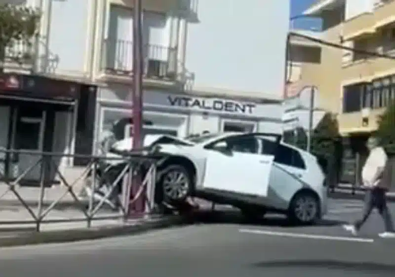 Así quedó el coche tras salirse de una rotonda en Utrera. @OutOfContextUtr