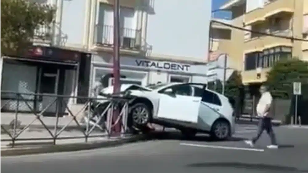 Así quedó el coche tras salirse de una rotonda en Utrera. @OutOfContextUtr