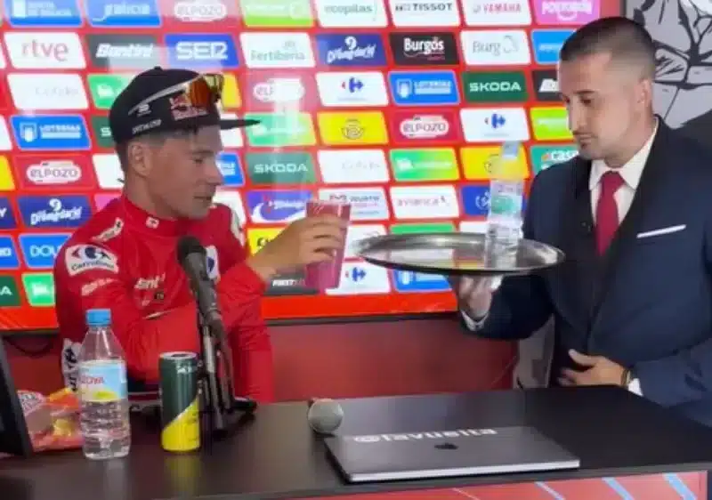 El influencer Cristian Ventura sirviendo una bebida «elegante» a uno de los ciclistas de La Vuelta. @venturasscristian