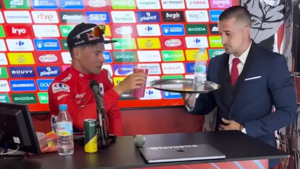 El influencer Cristian Ventura sirviendo una bebida «elegante» a uno de los ciclistas de La Vuelta. @venturasscristian