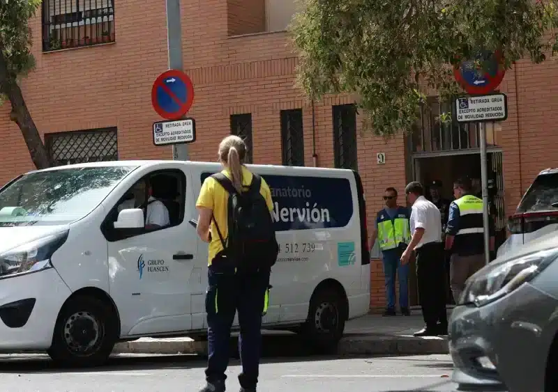 Imagen del dispositivo desplegado en la calle Estrella Betelgeuse por el asesinato de una mujer - ROCÍO RUZ/EUROPA PRESS