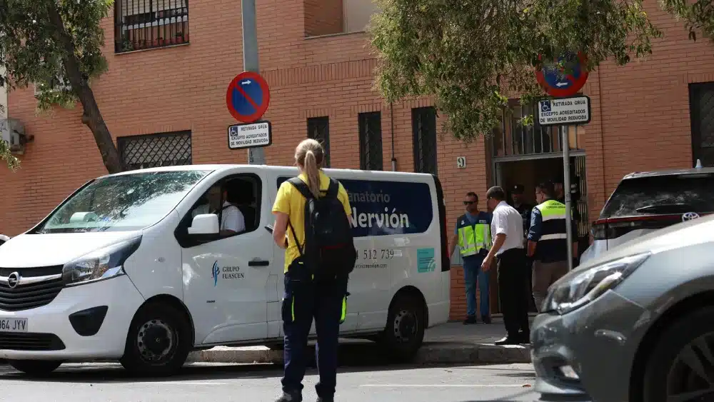 Imagen del dispositivo desplegado en la calle Estrella Betelgeuse por el asesinato de una mujer - ROCÍO RUZ/EUROPA PRESS